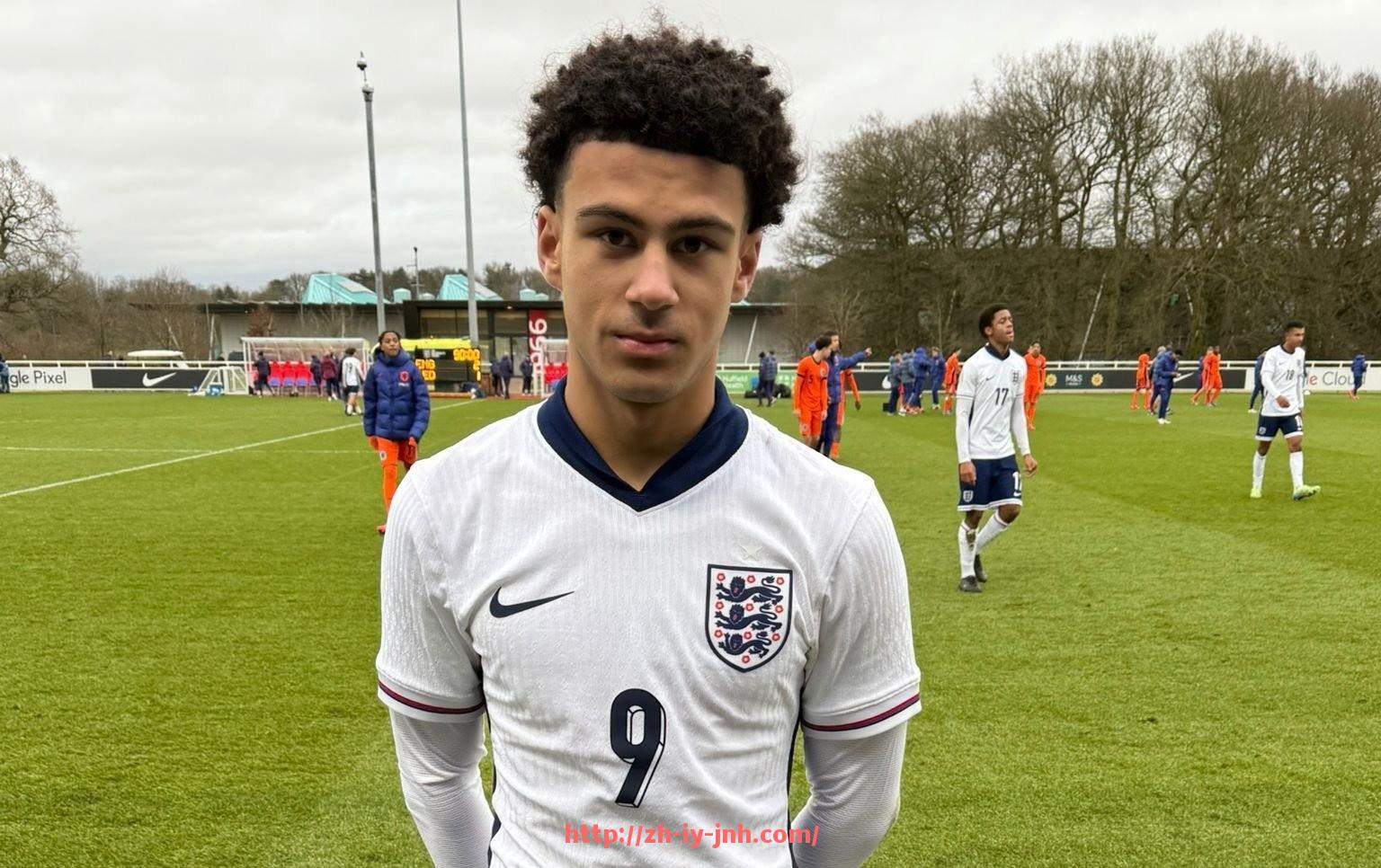 金年会体育-2025年世俱杯球员转会动态及其对球队阵容调整的影响